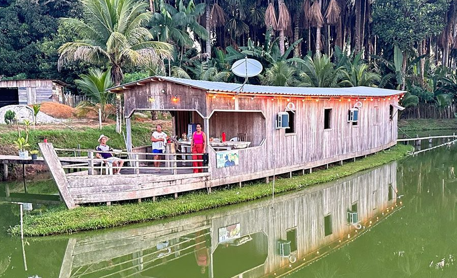 Em Mâncio Lima, idoso constrói casa em formato de barco e ganha destaque nacional