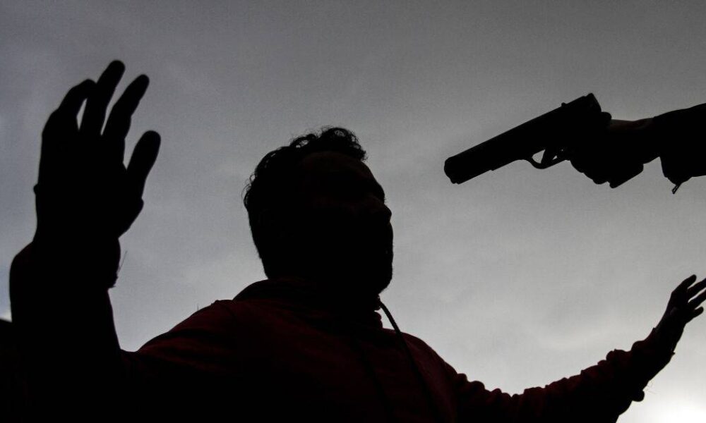 Dupla armada assalta loja de material de construção em Cruzeiro do Sul e agride proprietário