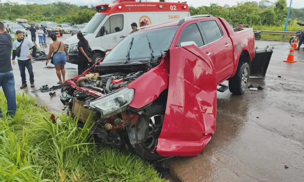 Colisão entre caminhonete e três motos deixa um morto e três feridos na Via Verde