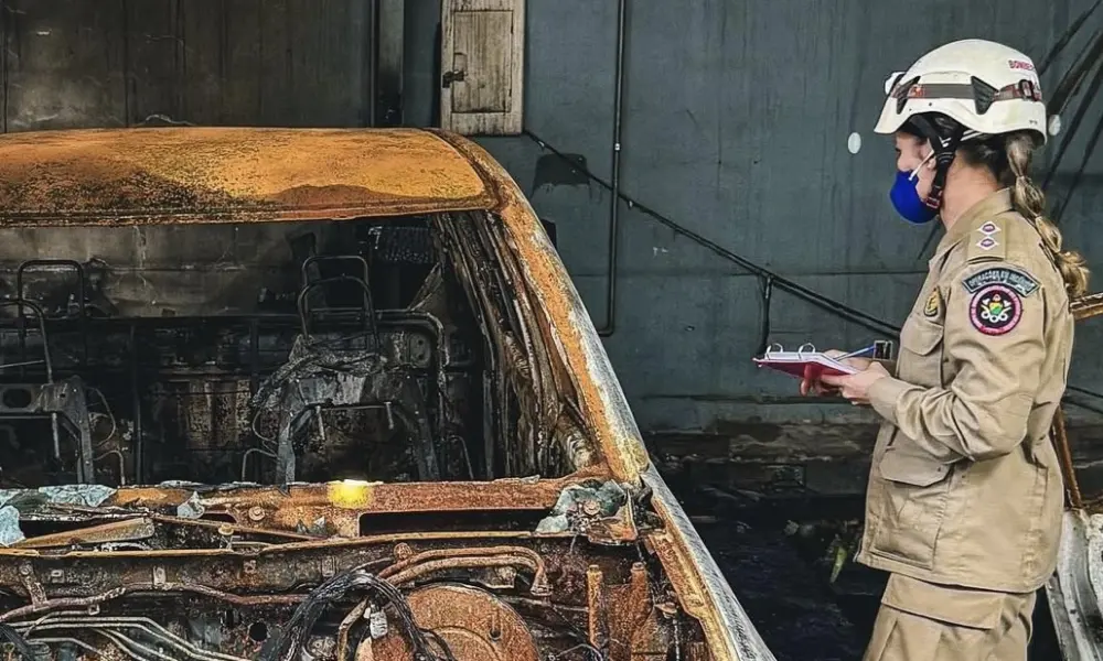 Perícia sobre incêndio que destruiu loja em Cruzeiro do Sul deve ser concluída em até 10 dias