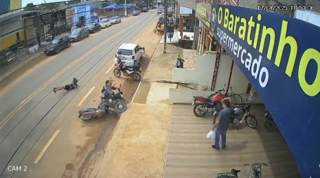 Vídeo: Mulher é atropelada por motociclista que foge sem prestar socorro