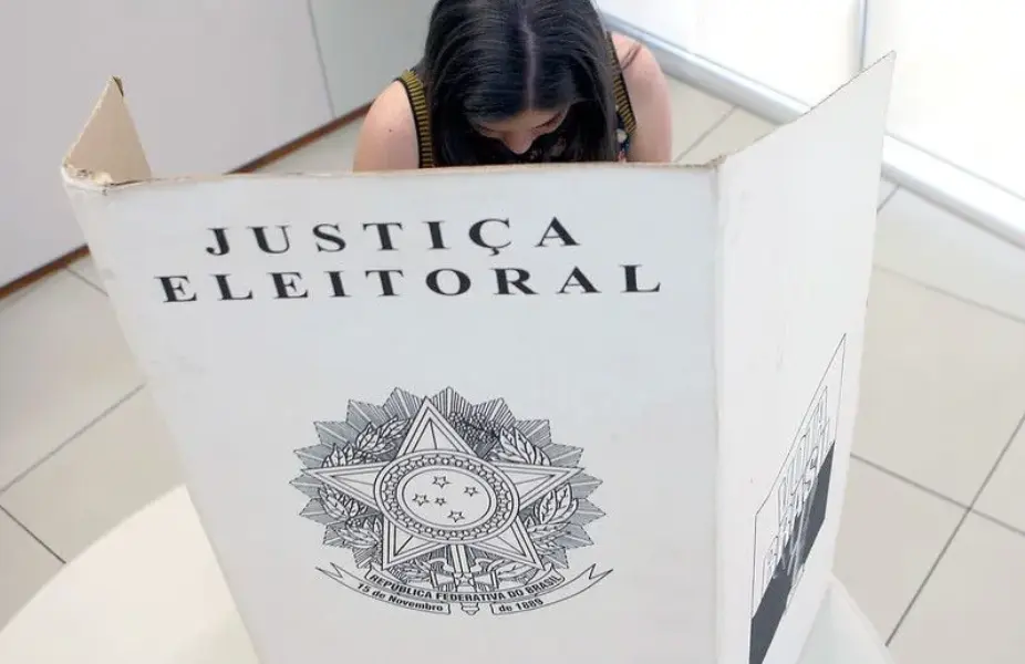 Projeto pretende criminalizar uso de celular na cabine de votação