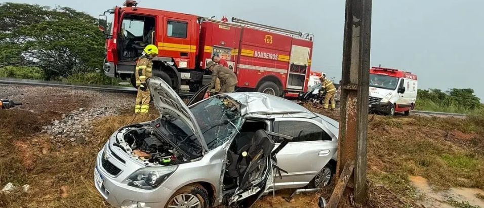 Motorista fica preso às ferragens após perder controle e bater em poste na BR-317