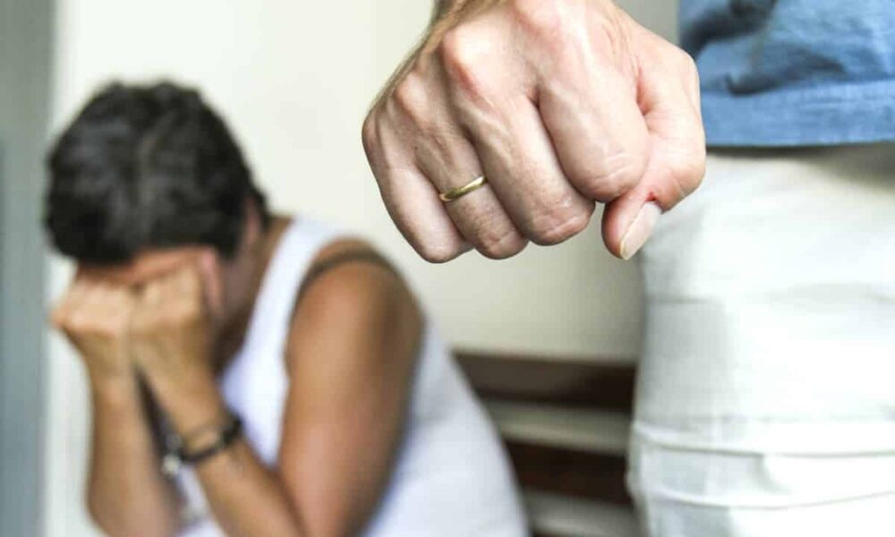 Homem com tornozeleira eletrônica é preso por agredir esposa e enteada em Cruzeiro do Sul