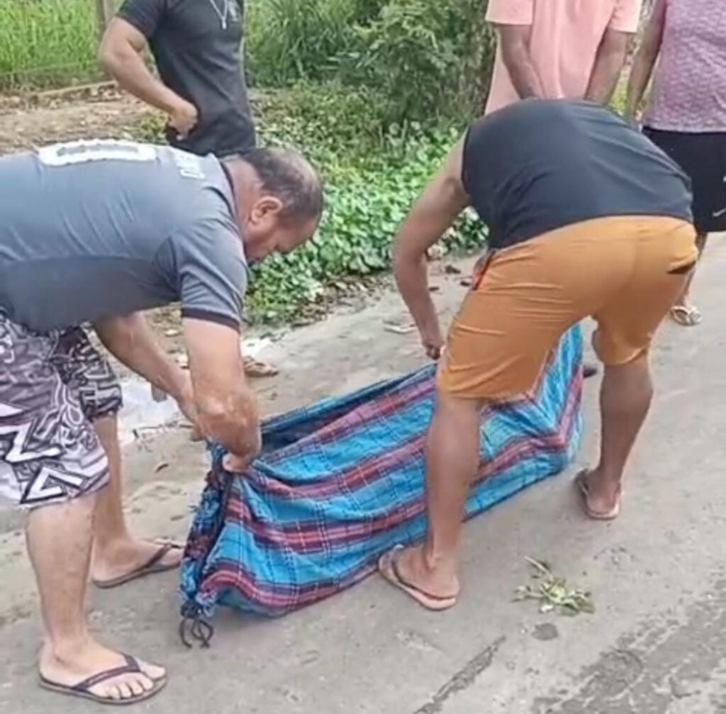 Corpo de dependente químico foi removido por populares, numa rede, em Cruzeiro do Sul; VEJA AS IMAGENS