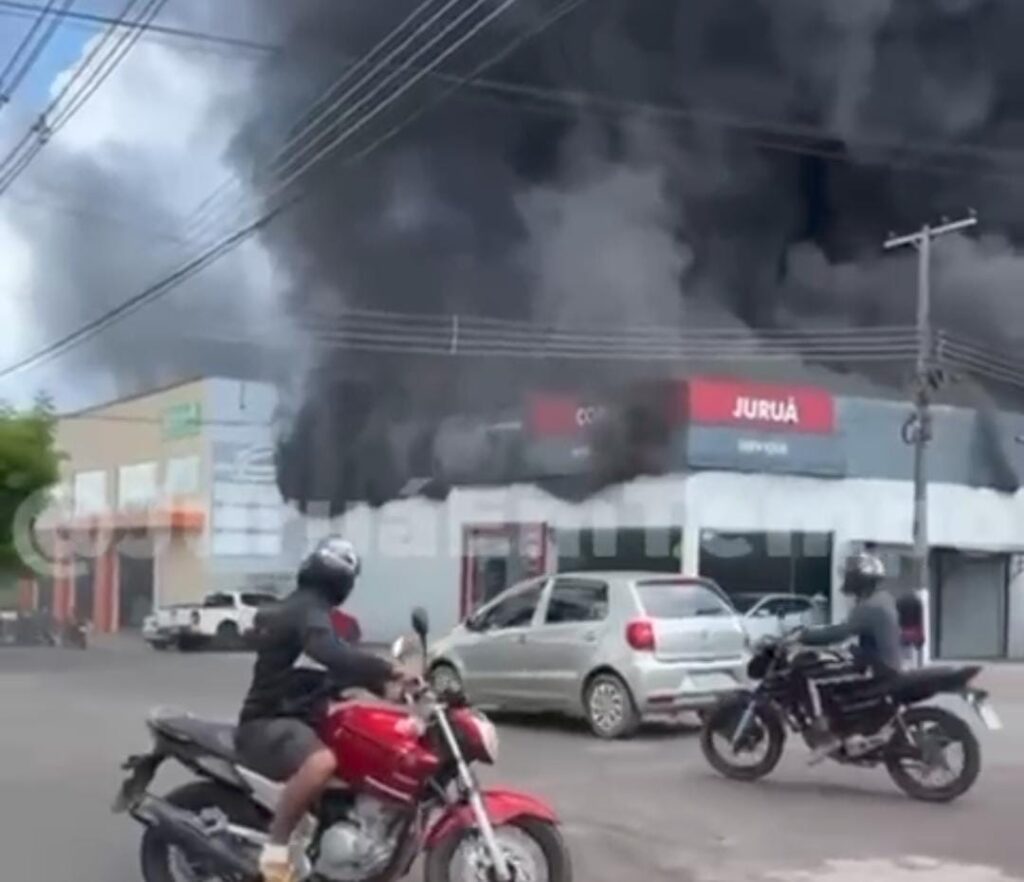 Incêndio atinge prédio comercial próximo à AABB, em Cruzeiro do Sul; VEJA