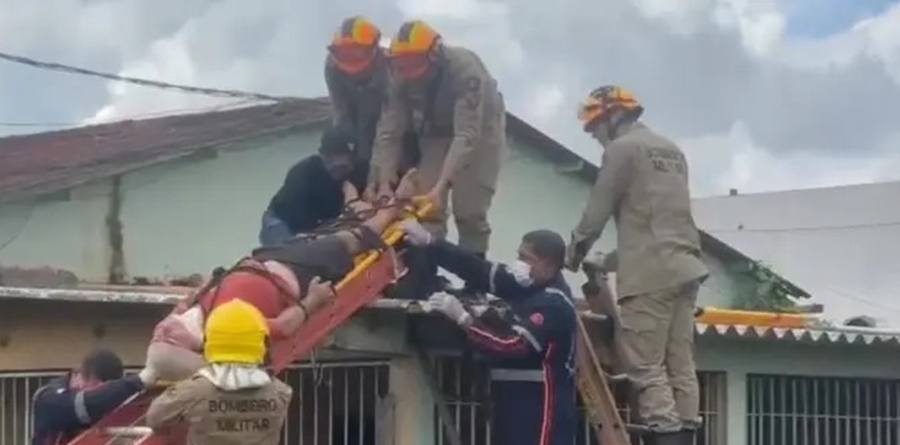 Idoso é resgatado no telhado de casa após receber descarga elétrica