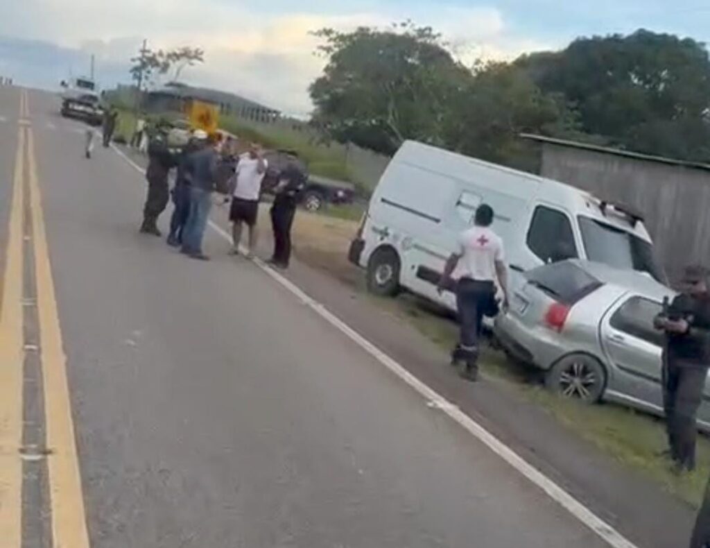 Acidente entre ambulância e carro é registrado no Campinas, na BR-364; ASSISTA