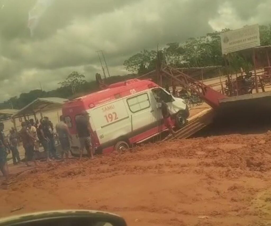 Ambulância fica atolada na rampa que dá acesso à balsa de Rodrigues Alves; ASSISTA
