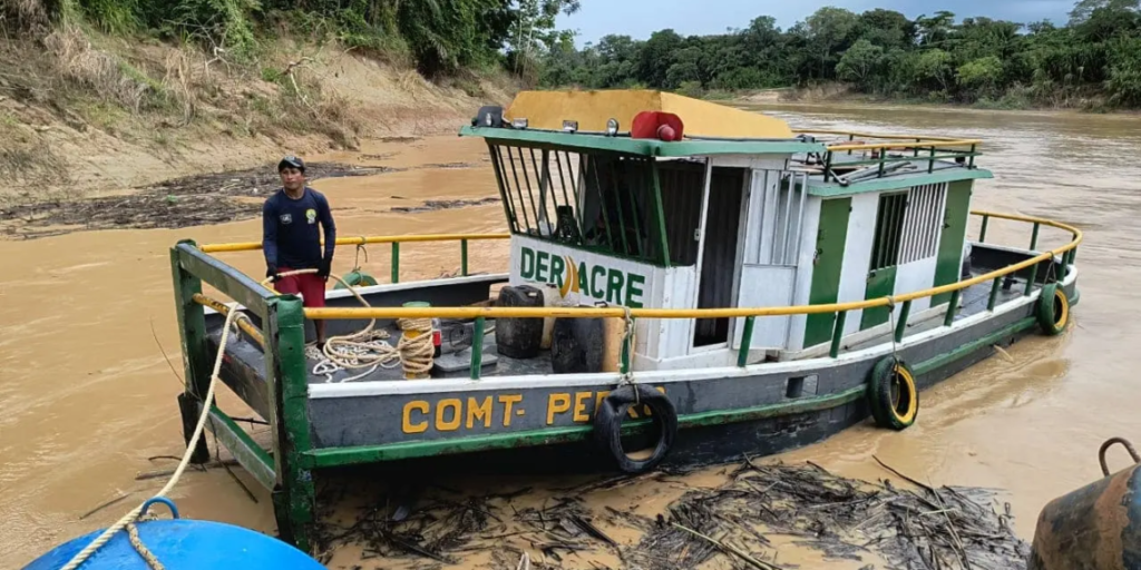 Deracre faz limpeza de entulhos nas estações de captação de água em Rio Branco