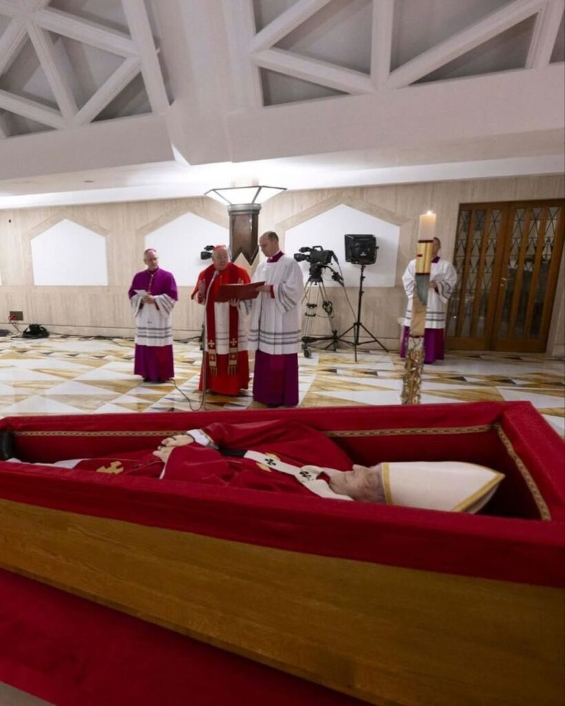 Papa Francisco pede simplicidade no próprio funeral: “No chão, sem decoração especial”