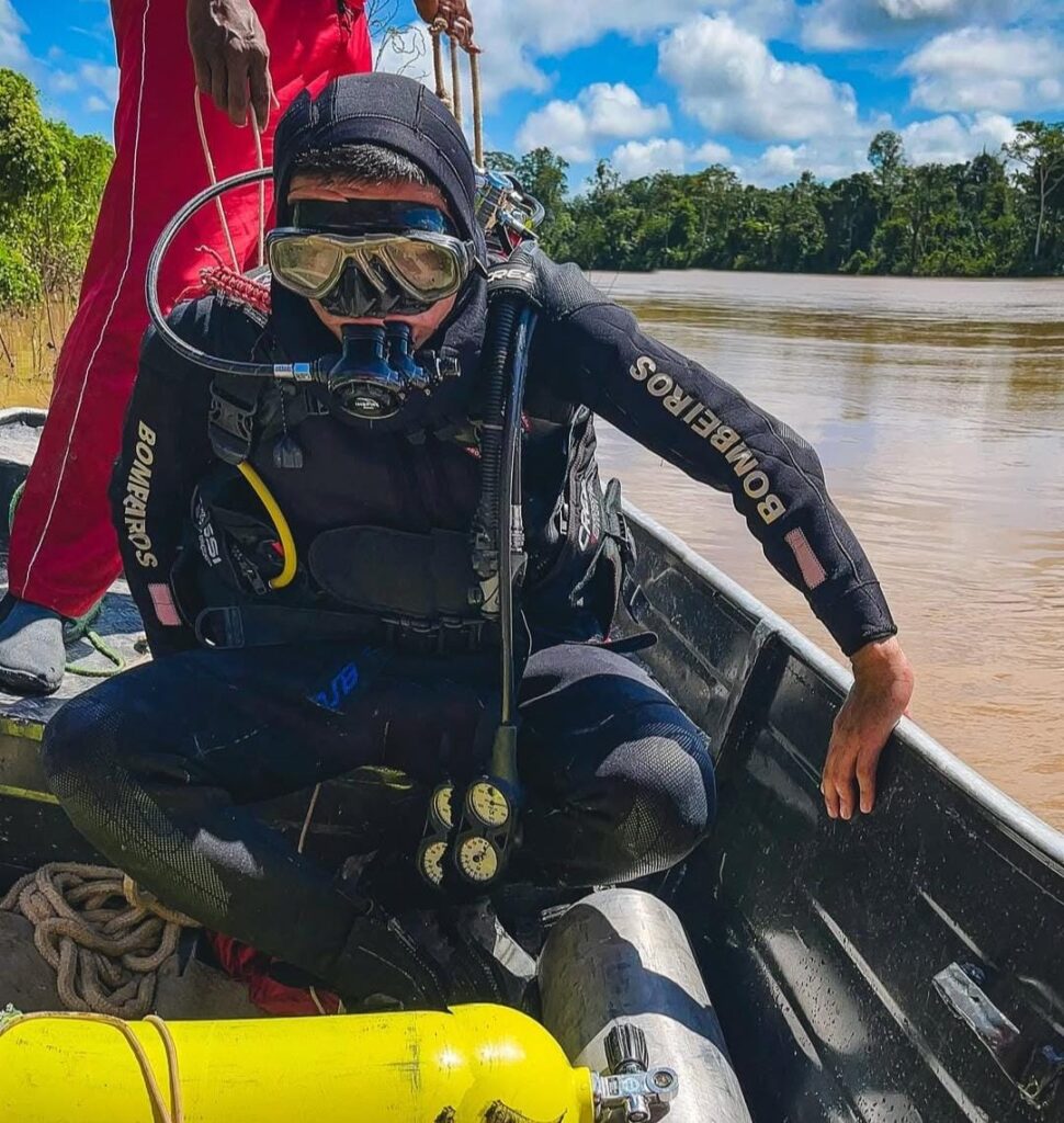 Bombeiros resgatam bens de ribeirinho após embarcação afundar no Rio Liberdade