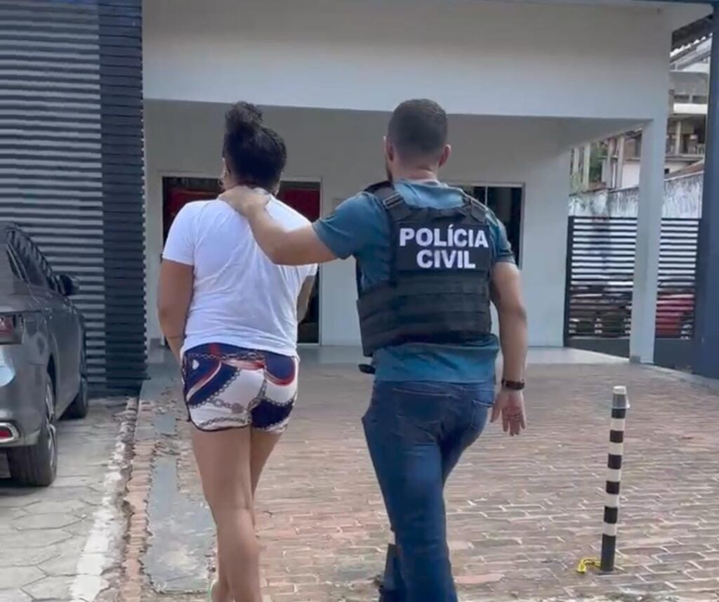 Mulher é presa com 7 kg de droga escondidos em sacos de farinha em Cruzeiro do Sul