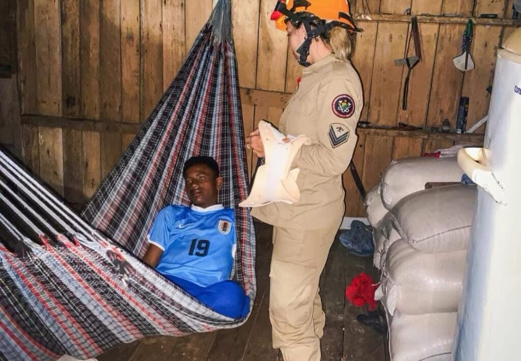 Bombeiros realizam resgate de adolescente ferido em área rural de difícil acesso em Mâncio Lima