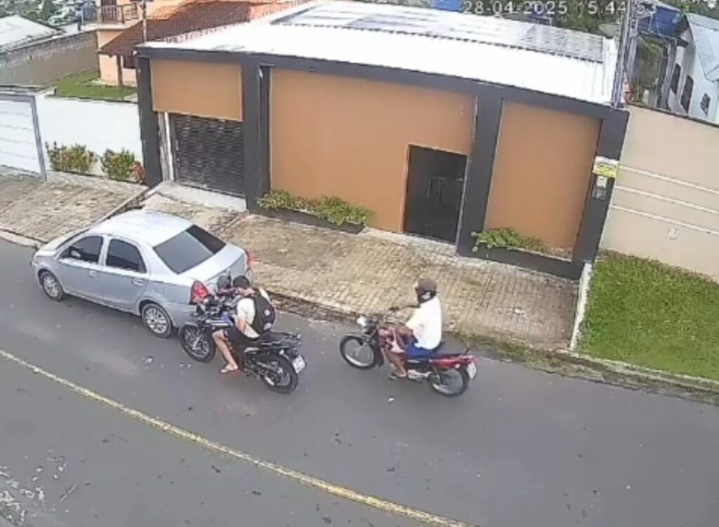 Motociclista colide contra carro estacionado, em bairro de Cruzeiro do Sul; ASSISTA