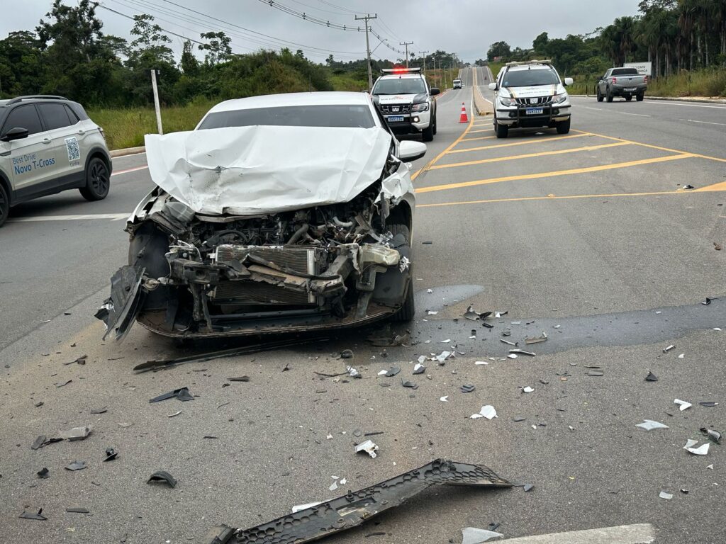Colisão entre dois veículos, deixa estragos na AC-405, em Cruzeiro do Sul; ASSISTA