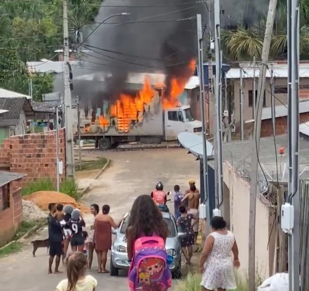 Caminhão de empresa privada pega fogo em bairro do Cruzeiro do Sul; ASSISTA