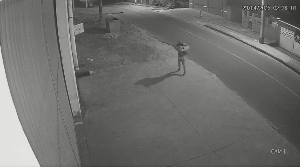 Ladrão é flagrado roubando compressor de ar de oficina em Cruzeiro do Sul; ASSISTA