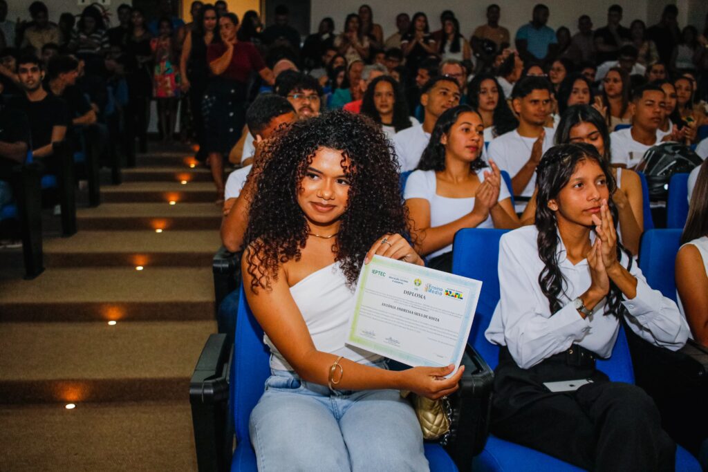 Governo certifica 122 alunos de Cruzeiro do Sul em cursos profissionalizantes