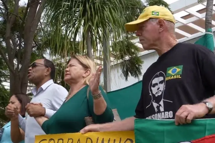 Bolsonaristas oram em hospital onde está o ex-presidente