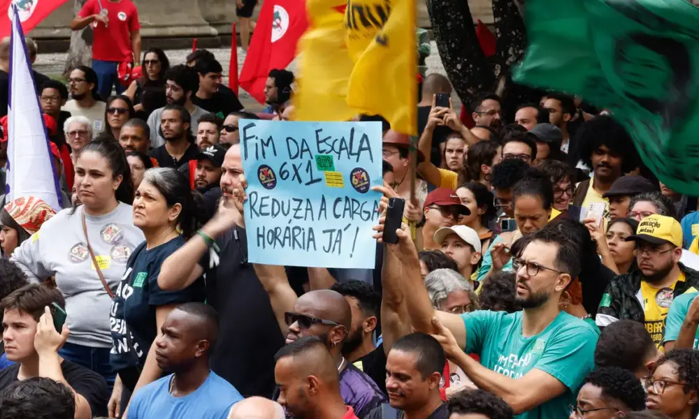 6 em cada 10 brasileiros apoiam redução da jornada de trabalho