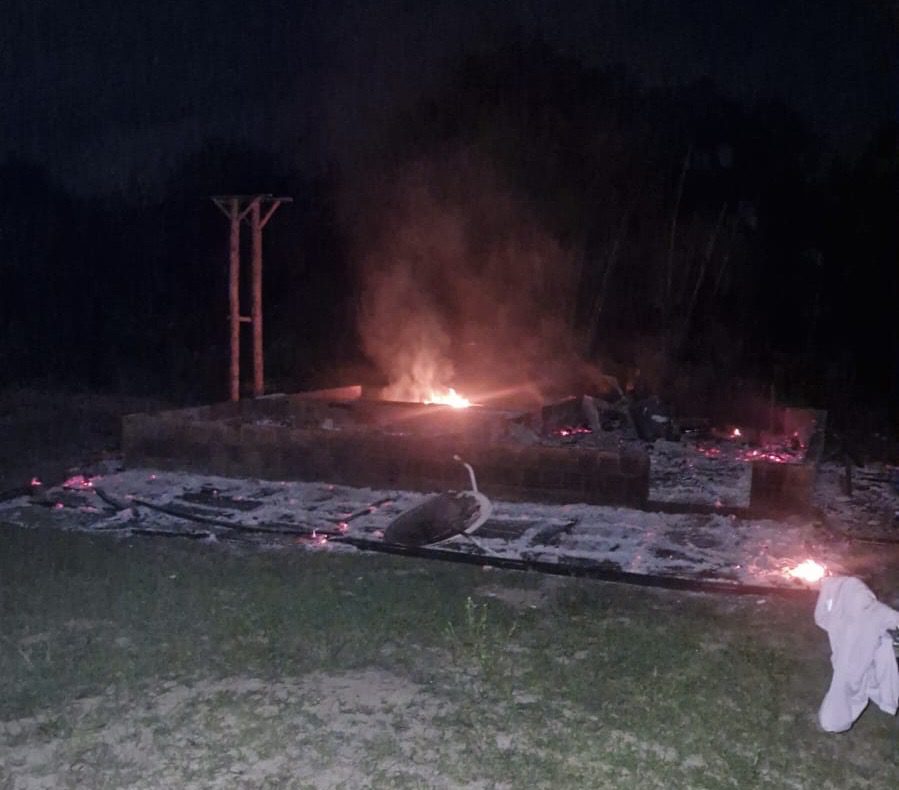 Residência é completamente destruída por incêndio na BR-307, em Cruzeiro do Sul; ASSISTA