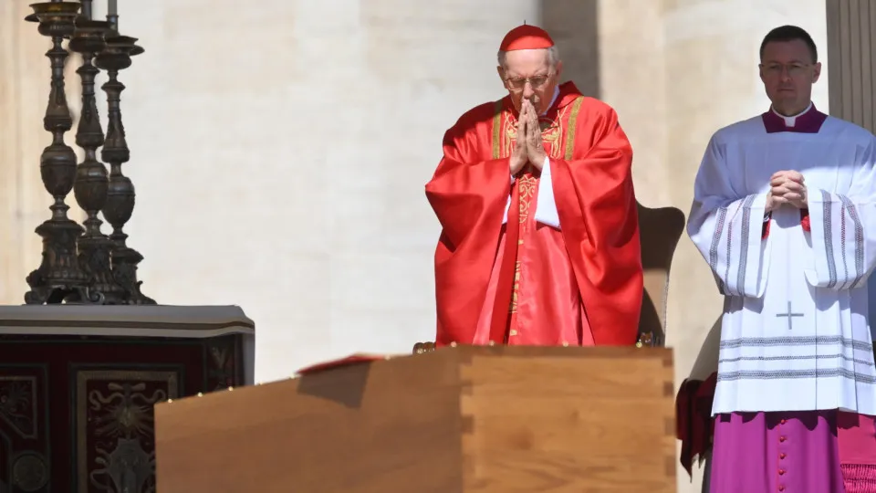 Cardeais iniciam votação de sucessor de Francisco preocupados com a união