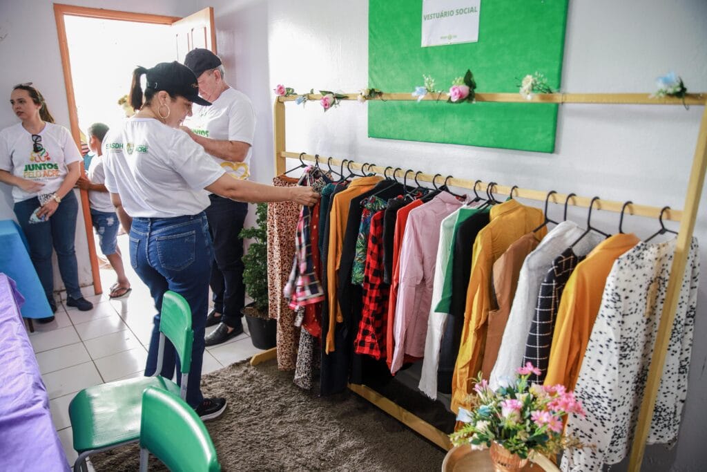 Juntos pelo Acre leva Guarda-Roupa Social e cidadania a milhares de famílias no Juruá