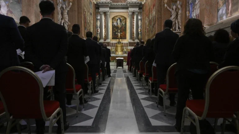 Cardeais iniciam isolamento no Vaticano para o conclave