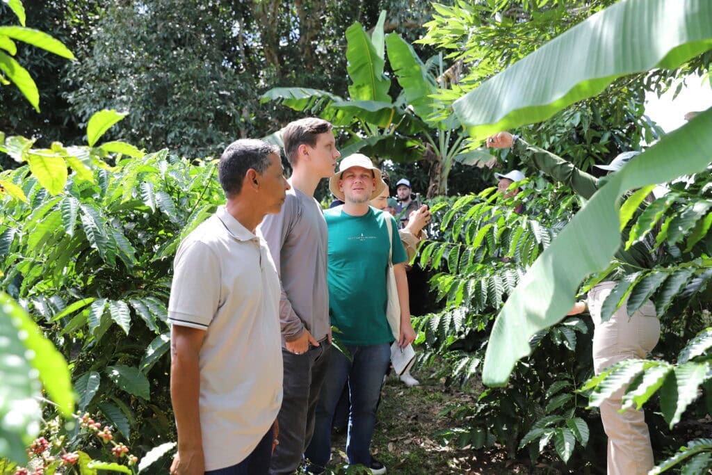 Acre apresenta modelo de reflorestamento sustentável a delegações internacionais