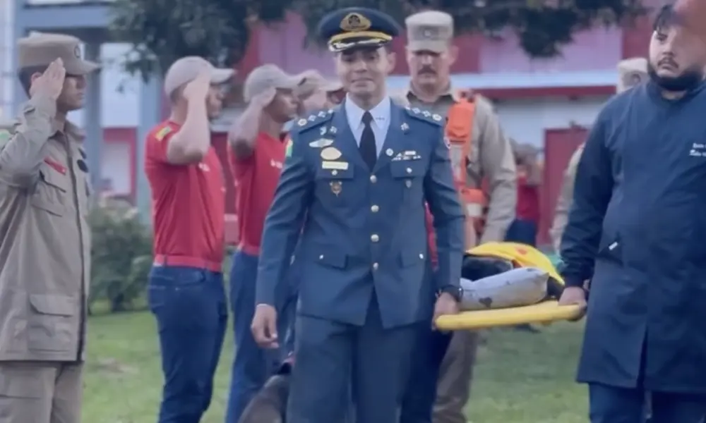 Bombeiros se despedem de Cerys, pioneira na busca e resgate com cães; ASSISTA