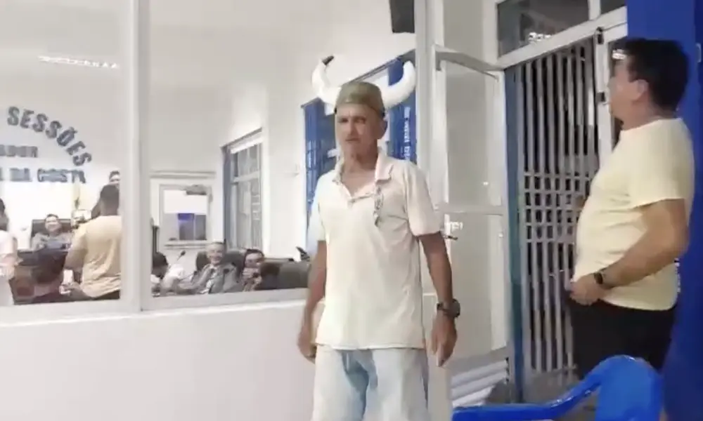 Homem vai à sessão da Câmara usando chapéu de chifres em Cruzeiro do Sul; ASSISTA