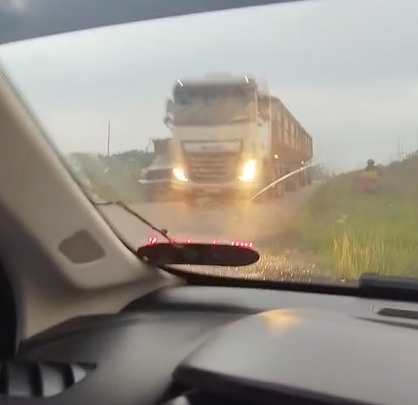 BR-364: Carreta faz ultrapassagem na contramão e taxista precisa sair da pista para evitar acidente; ASSISTA