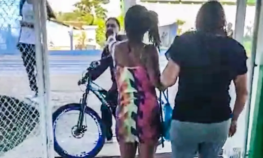 No Acre, mãe de aluno invade escola, faz ameaças e é contida; ASSISTA