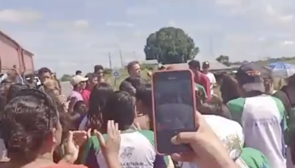 Governo promete melhorias em escola de Feijó e manifestantes liberam a BR-364