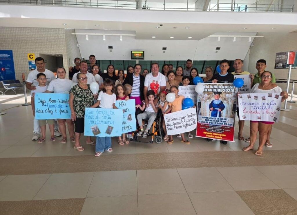 Francisco, aos 7 anos, vence uma batalha pela vida e é recebido por familiares e amigos em Cruzeiro do Sul