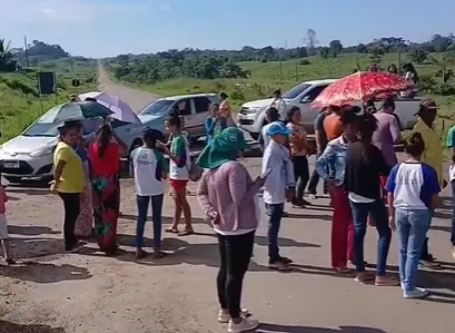 Em protestos, moradores bloqueiam a BR-364 entre Feijó e Manoel Urbano; ASSISTA