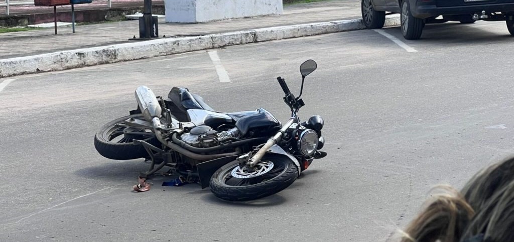 Idosa é atropelada por motocicleta na Praça Orleir Cameli em Cruzeiro do Sul