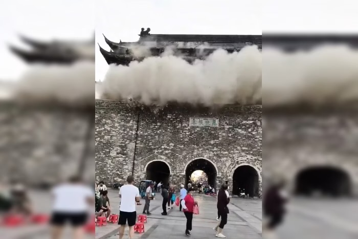 Torre de 650 anos desaba na China e turistas escapam por pouco;