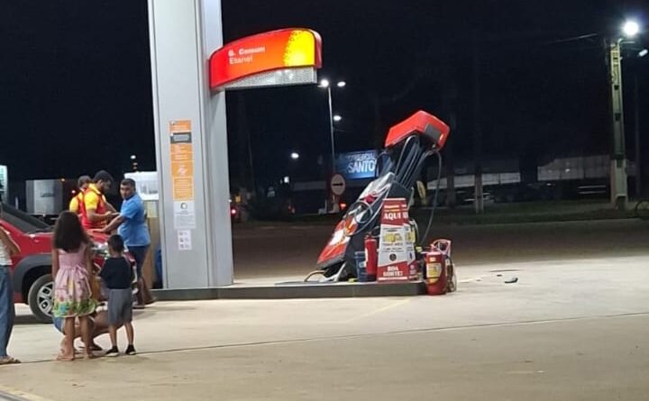 Carro desgovernado invade posto de combustível e destrói bomba em Sena Madureira