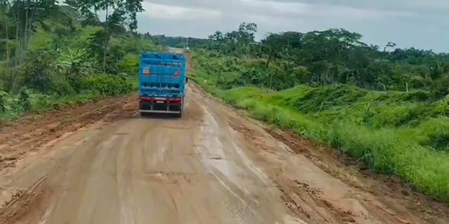 Caminhoneiros mostram situação crítica da BR-364 tomada por buracos: ‘Intrafegável’