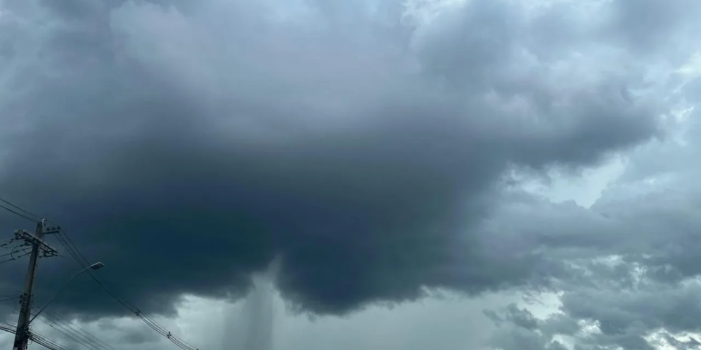 Seis cidades do Acre estão sob alerta de temporal até segunda-feira, segundo Inmet