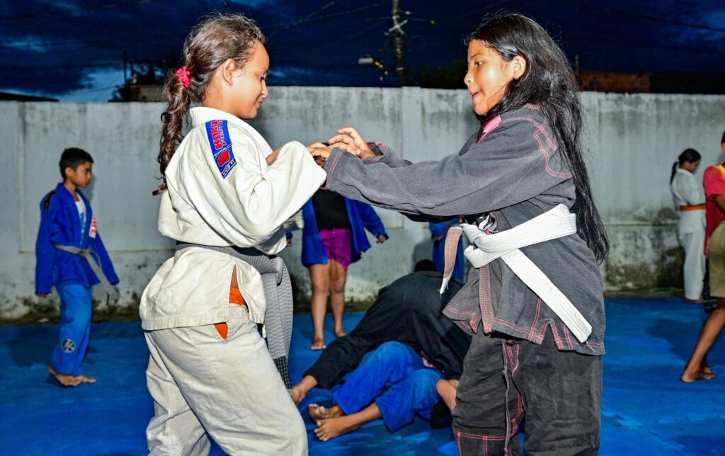 Jovens alcançados por projeto de jiu-jítsu em batalhão da PM alimentam sonhos