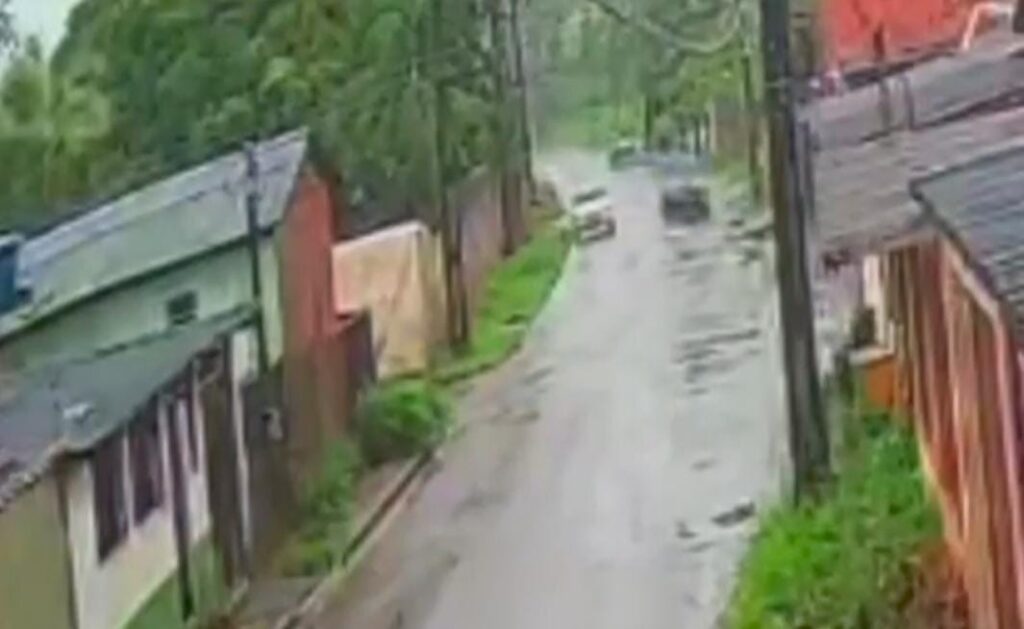 Caminhonete desgovernada destrói muro de residência; ocupantes fogem com bebidas