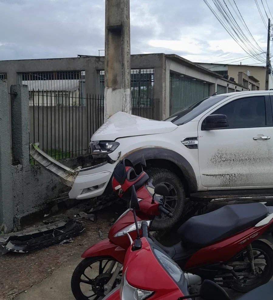 Condutor colide com poste em rotatória de Cruzeiro do Sul e foge do local