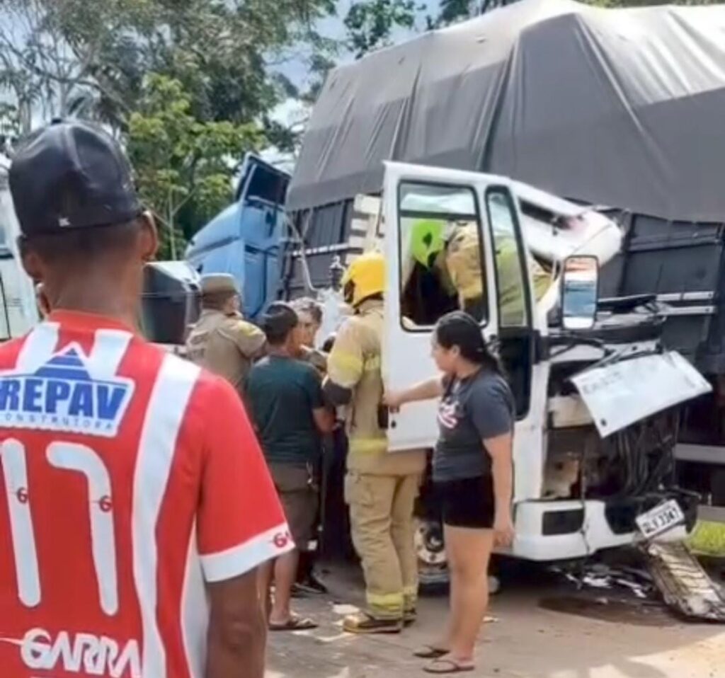 Grave acidente entre carreta e caminhão deixa motorista ferido na BR-364, em Tarauacá; ASSISTA