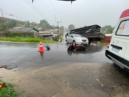 Colisão entre carro e moto deixa ferido no bairro Cruzeirão, em Cruzeiro do Sul
