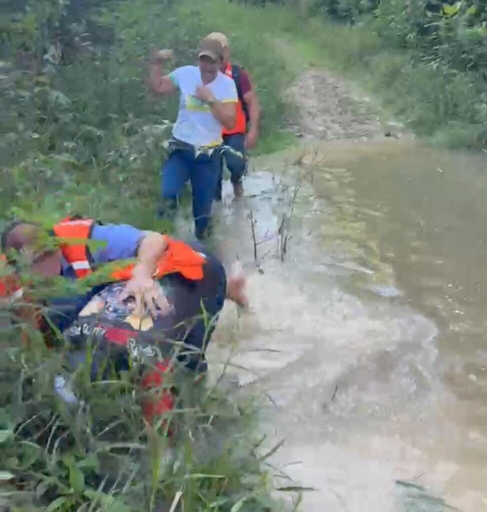 Prefeito e vereador caem dentro de córrego em Rodrigues Alves; ASSISTA