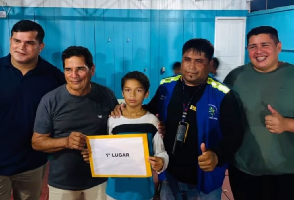Arthur, de 11 anos, é o grande campeão do 1º Concurso de Imitação do Canto do Galo no interior do Acre
