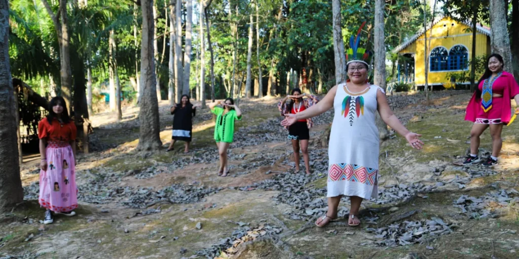 Com moda ancestral, indígenas potencializam bioeconomia ao mesmo tempo que fortalecem identidade cultural no Acre